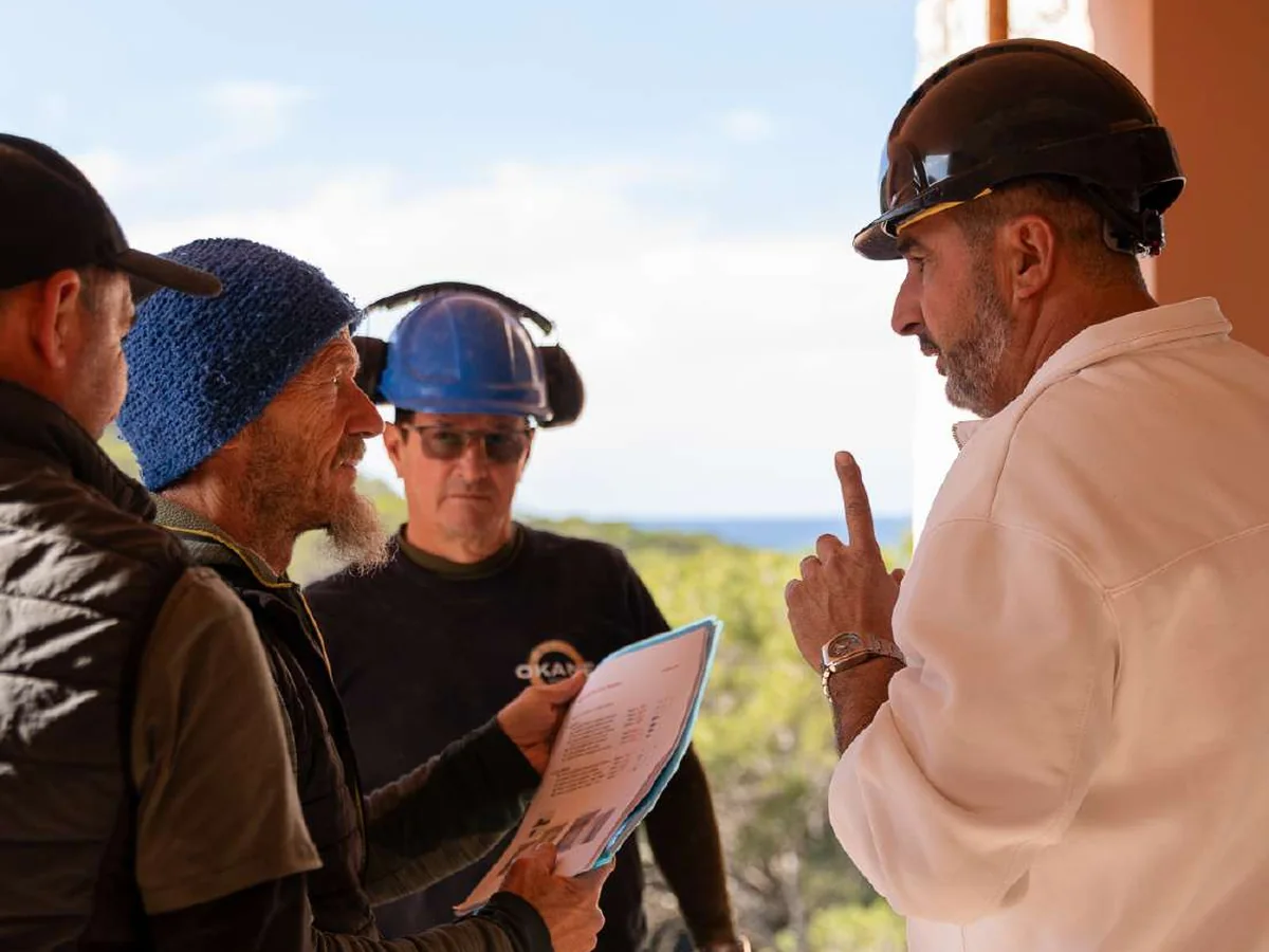 Equipo de Okane revisando planos en la obra de Cala Vedella