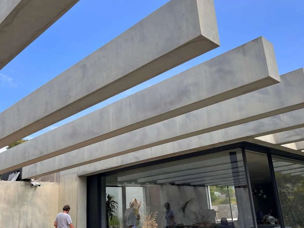 Vigas suspendidas de hormigón visto en una villa de Ibiza