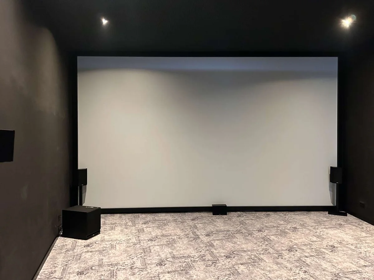 Sala de cine privada en el sótano de una obra nueva en Ibiza