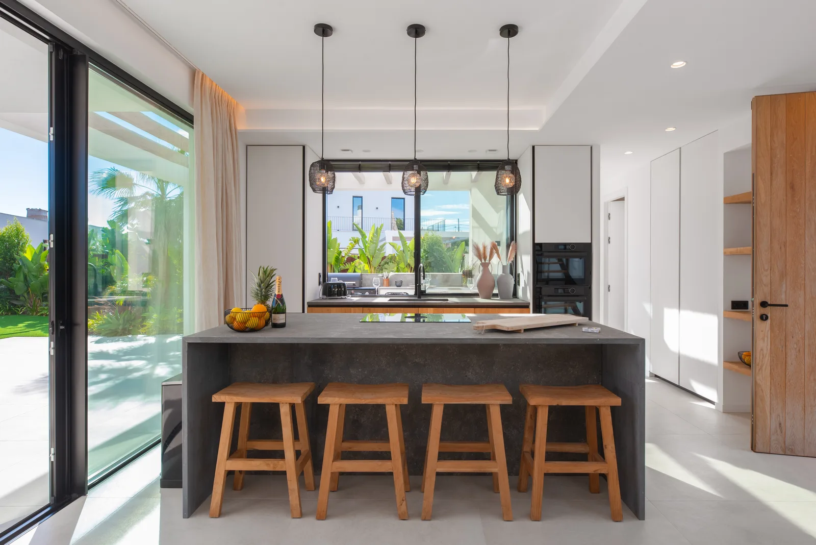 Cocina abierta de una vivienda de lujo en Ibiza