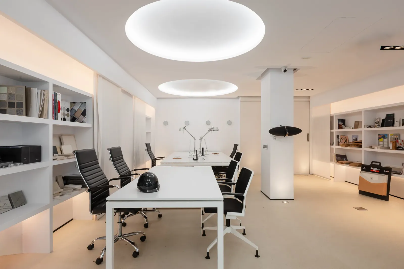 Sala de reuniones de las oficinas de Okane en Ibiza