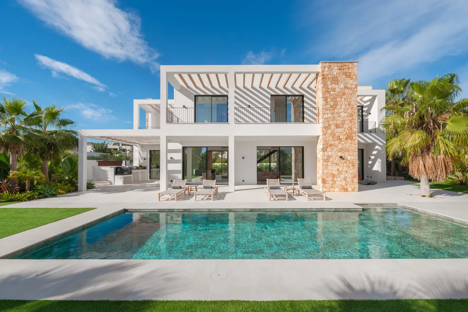 Villa contemporánea con piscina en Ibiza construida por Okane